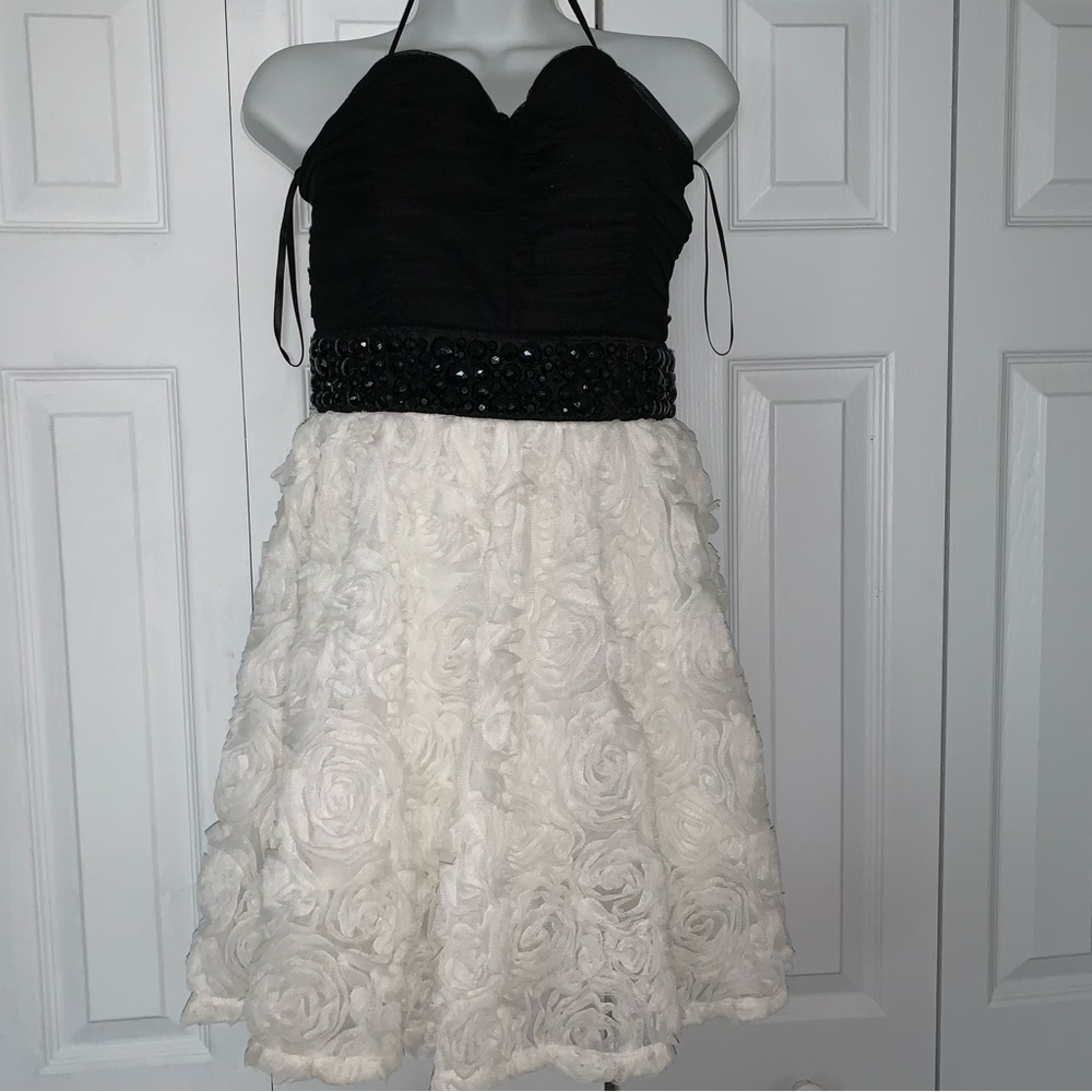 Lovely white and black homecoming dress size 13 Juniors